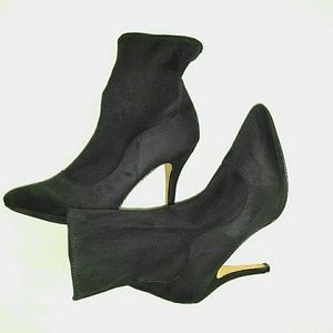 💥💥SOLD💥💥 WHBM MYLES suede ankle boot.